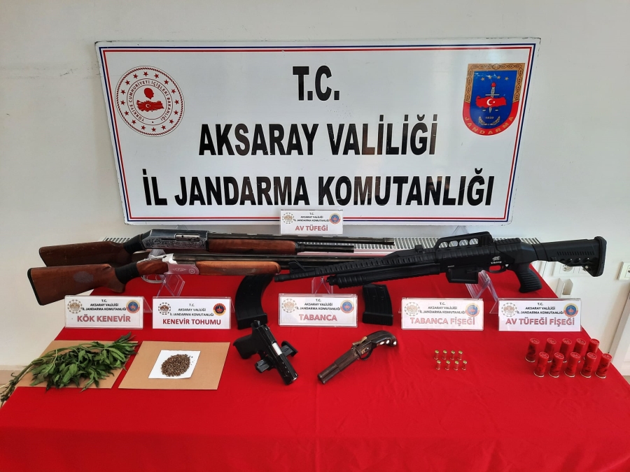 Aksaray’da Jandarmanın yaptığı operasyonlarda çeşitli marka silah ve esrar maddesi yakalandı 