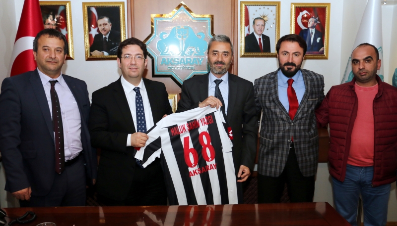 68 Yeni Aksarayspor Kulübü Yönetimi Başkan Yazgı`ya forma hediye etti