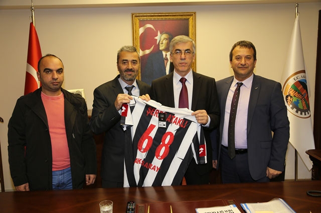 68 Yeni Aksarayspor Kulüp Yöneticileri Vali Şeref Ataklı`yı ziyaret etti
