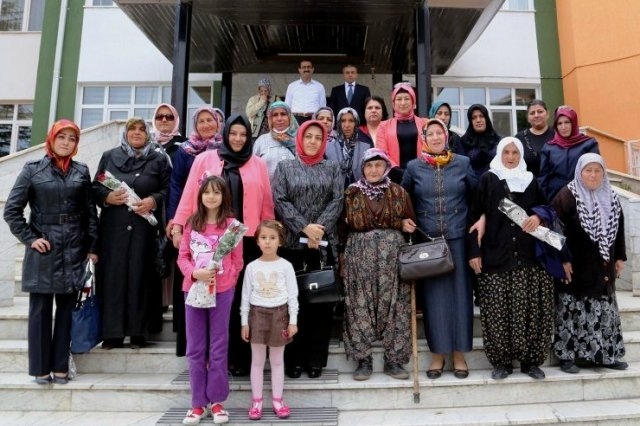Adile Ataklı himayesinde ihtiyaç sahibi kadınlar ile Anneler Günü