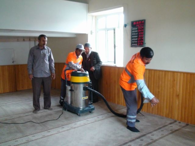 Aksaray belediyesi 130 camiyi gülsuyu ile temizletiyor