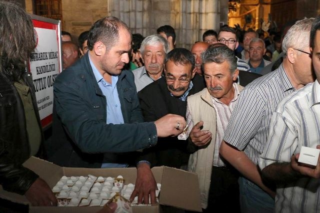 Aksaray Belediyesi Miraç Kandilinde 4 bin paket lokum ikram etti