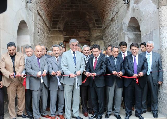 Aksaray Belediyesi`ne ait tarihi mekânda `Tarihten Tasarıma`adlı sergi açıldı