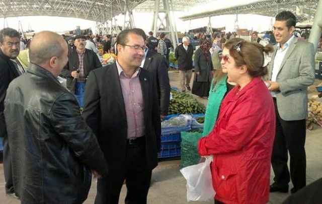Op. Dr. Rıfkı Karabatak pazar pazarı esnafını ziyaret etti.