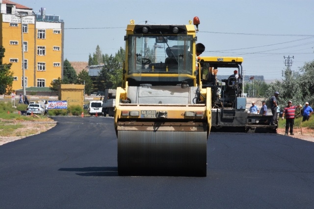 Oruca ve sıcağa rağmen asfalt çalışmaları devam ediyor