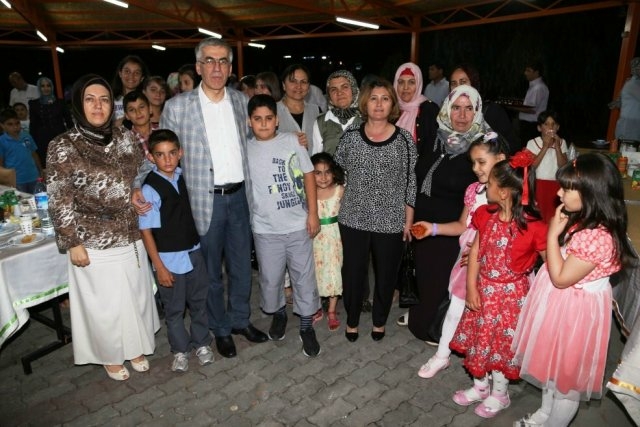 Vali Şeref Ataklı çocuklar ve koruyucu ailelerle iftar yaptı