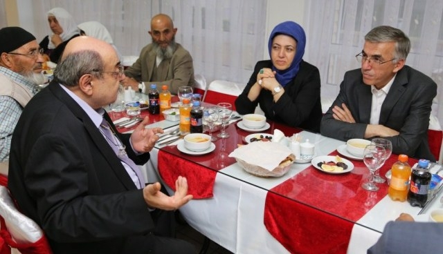 Vali Şeref Ataklı Huzurevi sakinleri ile iftar yaptı