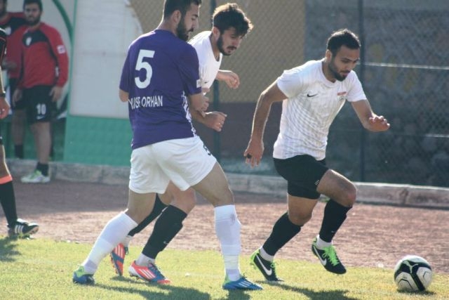 Yeni Aksarayspor, Elibol Sandıklıspor`u 3-2 mağlup etti