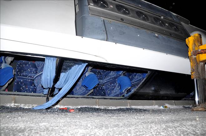 Buzlanma nedeniyel yolcu otoobüsü devrili 7 kilşi yaralandı