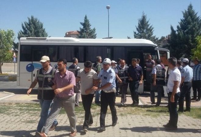 Gözaltına alınan 55 polisten 18´i adliyeye sevk edildi