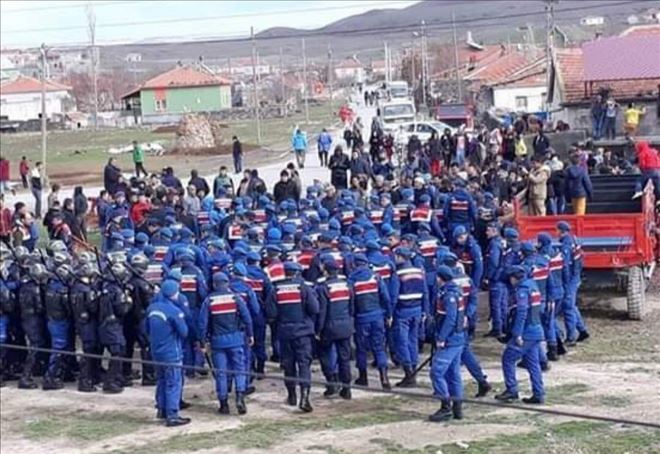  200 Köylü yol kapatma eylemi yaptı