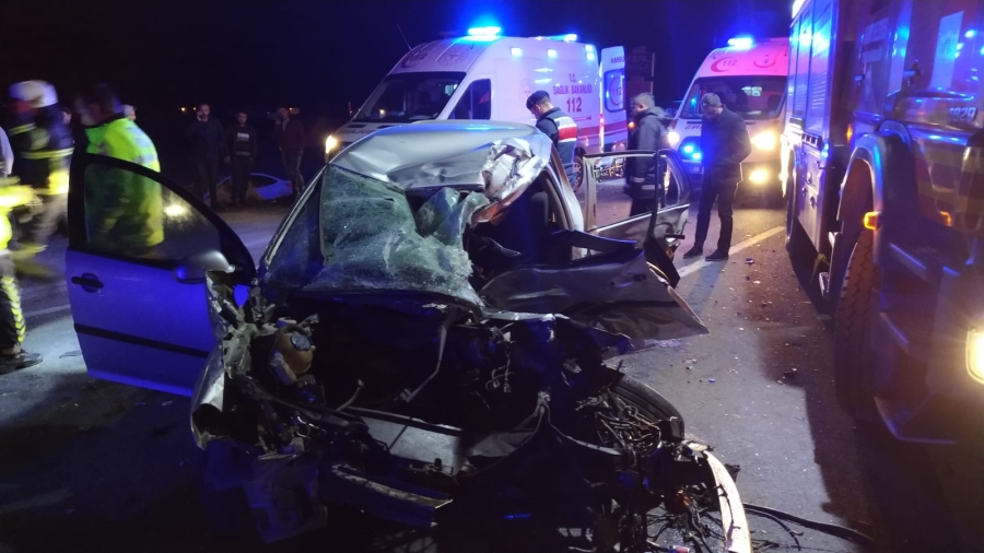 Aksaray Adana Kara Yolu 12.Kilometresinde Meydana Gelen Kazada 1 Kişi Öldü 4 Kişi Yaralandı 