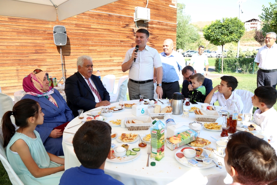 Başkan Dinçer, Eğitim- Öğretim Yılı Öncesi Özel Çocuklarla Biraraya Geldi