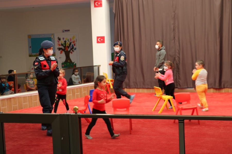 Sağlık İçin Hepimiz İçin Sloganıyla Aksaray Jandarma Komutanlığı Ana Okul ve Fabrika Ziyaretleri Gerçekleştirdi. 