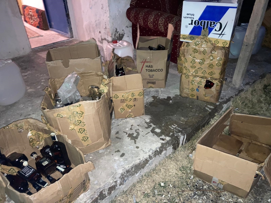Yüzlerce şişe kaçak içki ve bidonlarda sahte viski ele geçirildi