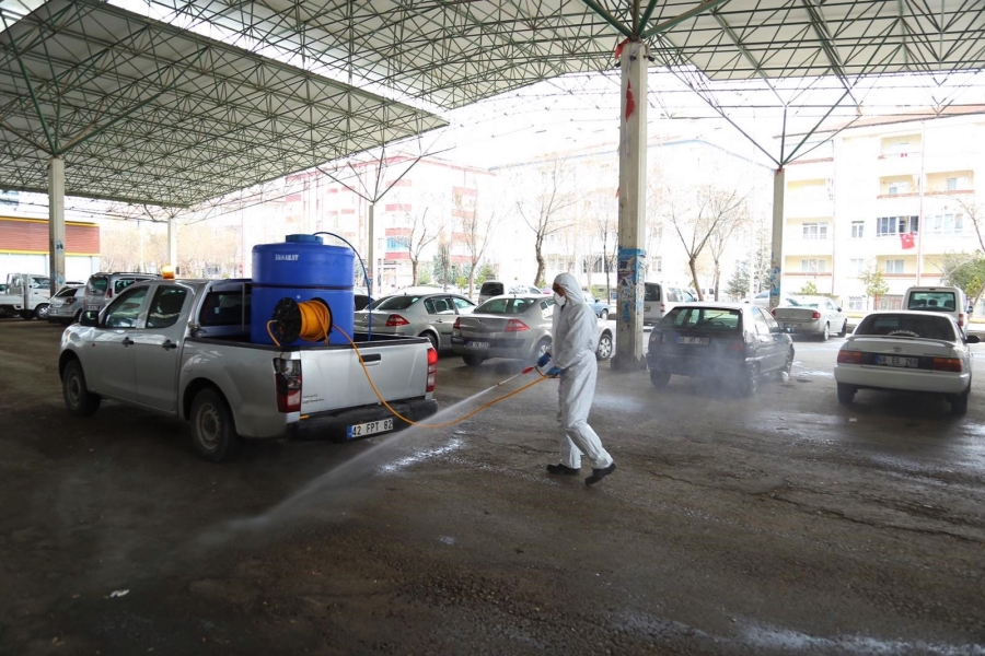 Aksaray Belediyesi korona virüsüne karşı oto ve hayvan pazarını dezenfekte ederek kapattı