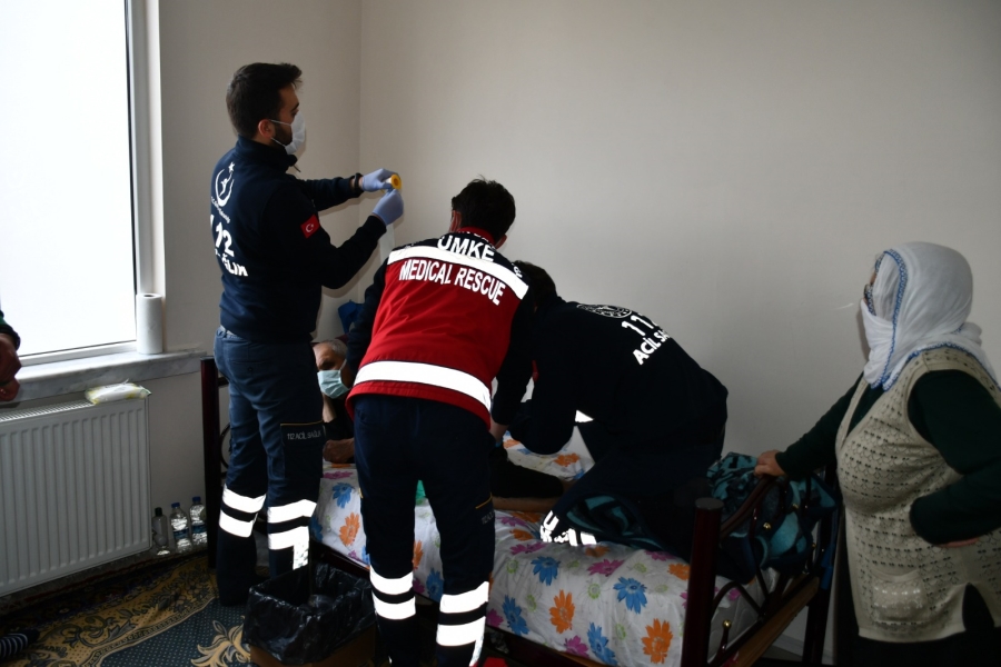 Aksaray’da UMKE ekibi yaşlıları evlerinde muayene ve tedavi ediyor