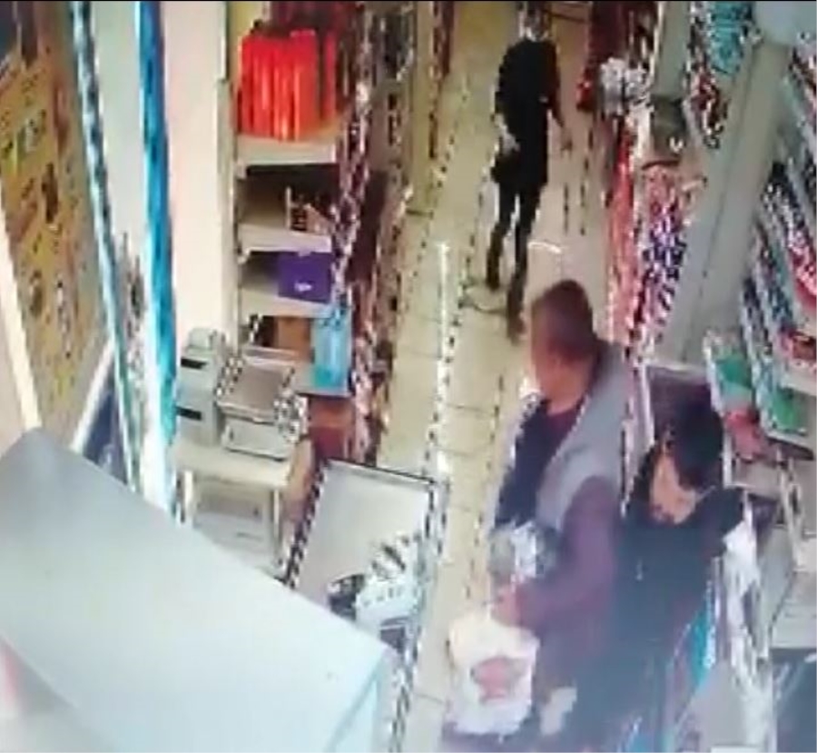 Marketteki hırsız güvenlik kamerasına yakalandı