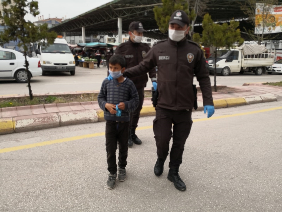 Aksaray’da polis ve bekçiler 20 yaş altı çocuk ve gençleri evlerine gönderdi