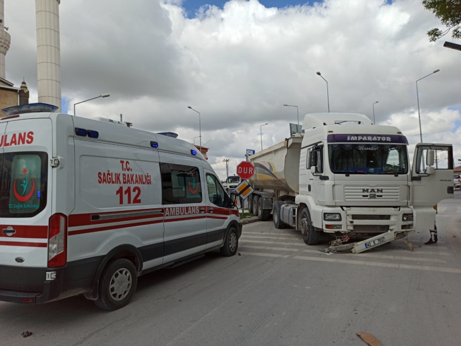 Aksaray’da kamyonet ile tır çarpıştı: 2 kişi  yaralı