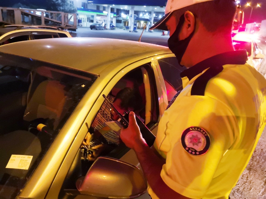 Emniyet şeridi ihlal eden sürücüye bin 228 TL ceza kesildi