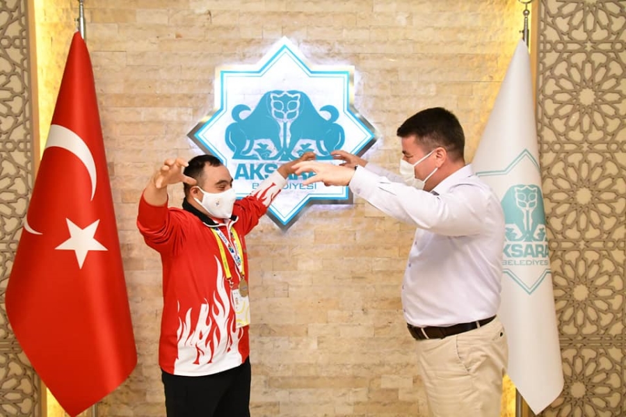 Futsal Milli Takımı Oyuncusu Hemşerimiz Hüseyin Dinç Başkan Dinçer’i Ziyaret Etti