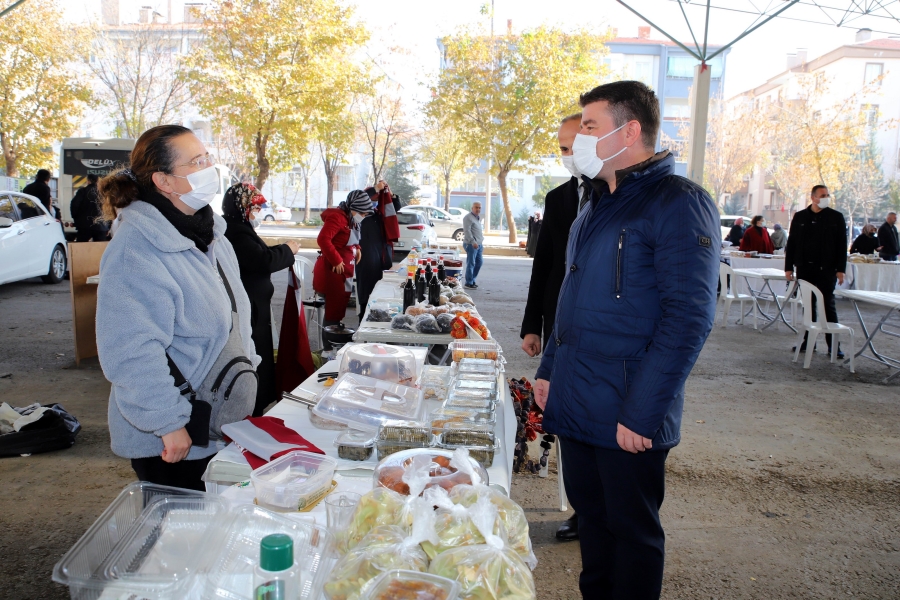 Başkan Dinçer hanımeli pazarını ziyaret  
