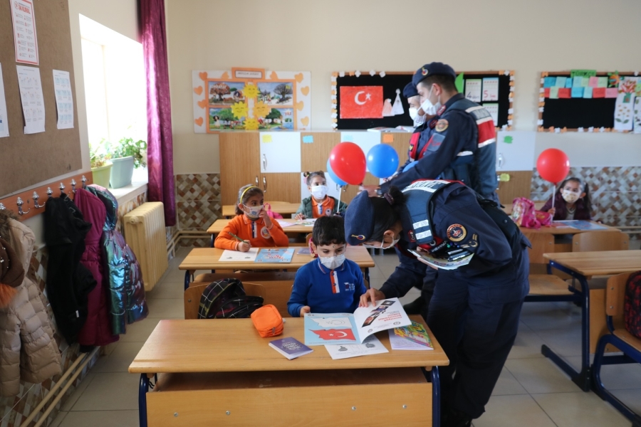 Jandarma okullar da covid denetimleri yaptı
