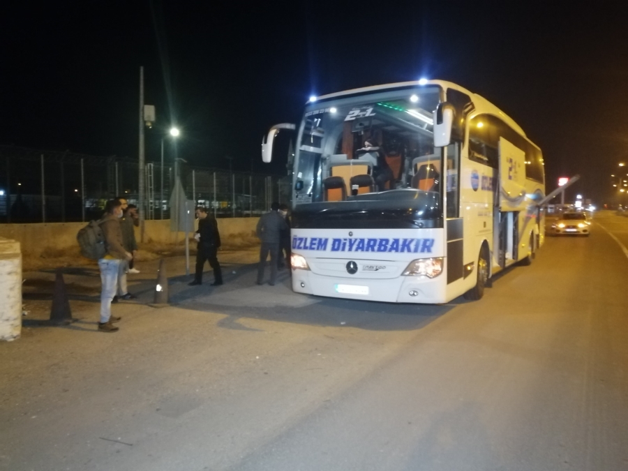 Aksaray Polisi ihbar sonucu durdurduğu yolcu otobüsünde arama yaptı 
