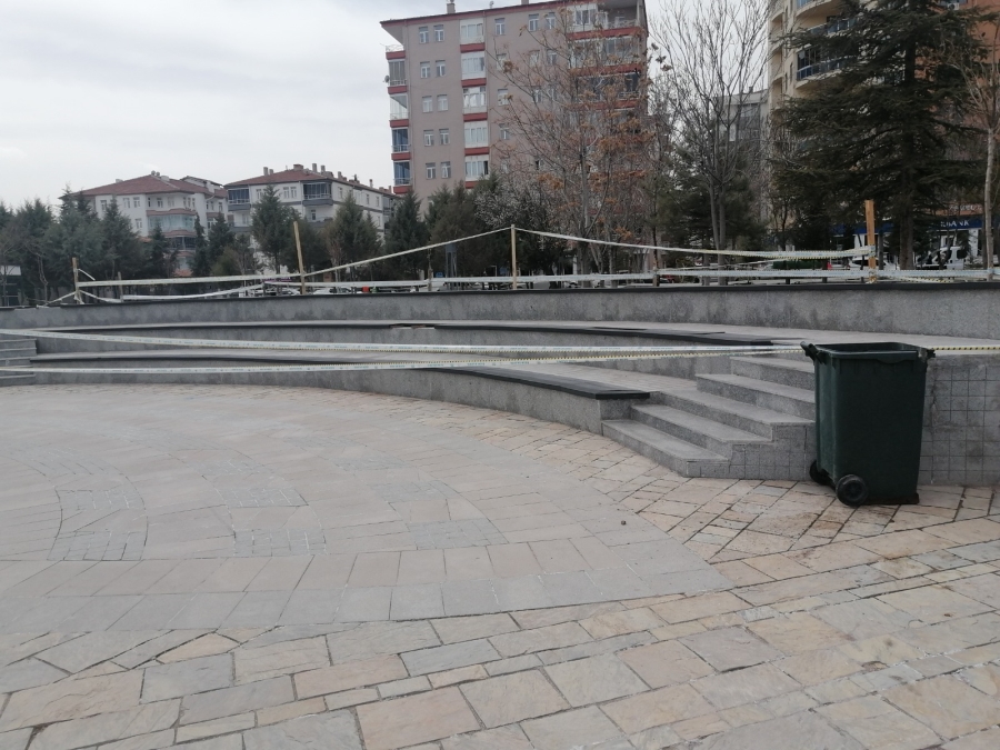 İl Hıfzıssıhha kurulu kararının ardından Aksaray Belediyesi tüm parklarda güvenlik şeridi uygulamasına başladı