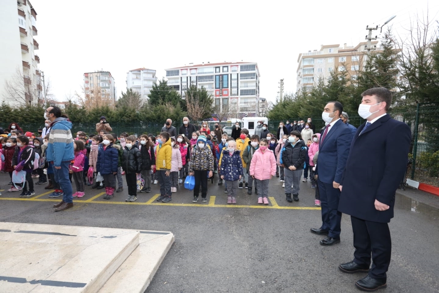 Belediye Başkanı Evren Dinçer, Kamber Gülizar Demir İlkokulunda düzenlenen bayrak törenine katıldı.