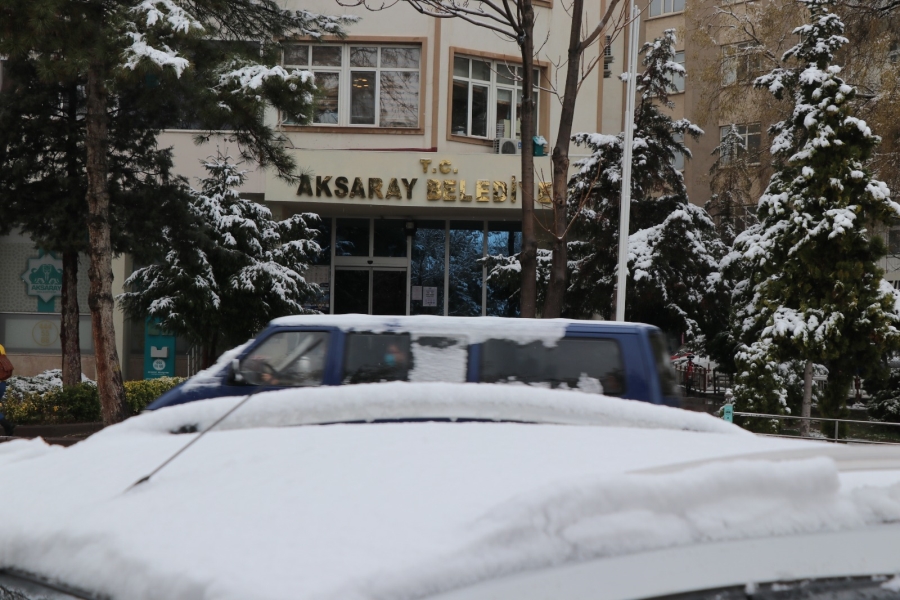 Aksaray’da gece başlayan kar yağışı gün ağarana kadar şehri beyaza bürüdü.