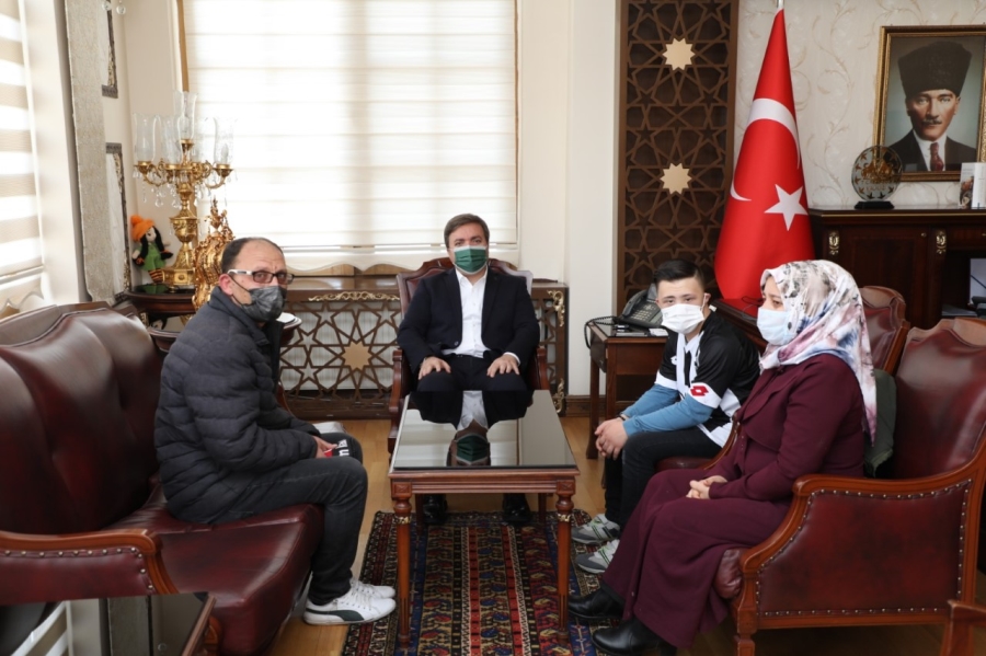 Fahrettin Önemli annesi ve babası ile birlikte Vali Hamza Aydoğdu’yu ziyaret etti.