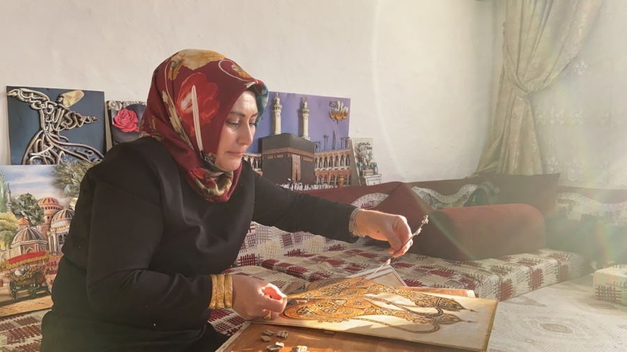 Suzan Cirit, Osmanlı, Selçuklu dönemlerine ait yerel motifler ile simgelerle kabartma sanatını uyguluyor.