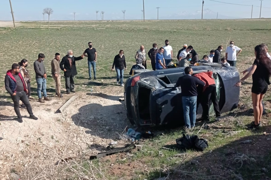 Aksaray-Ortaköy yolu Akin Köyü girişinde meydana gelen kazada 1 kişi öldü 2 kişi yaralandı