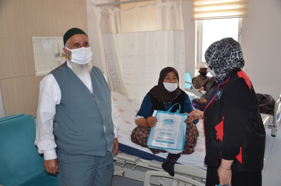 Aksaray Belediyesi Sosyal Yardım İşleri Müdürlüğü ekipleri hastanede yatan hasta ve yakınlarınnı ziyaret etti