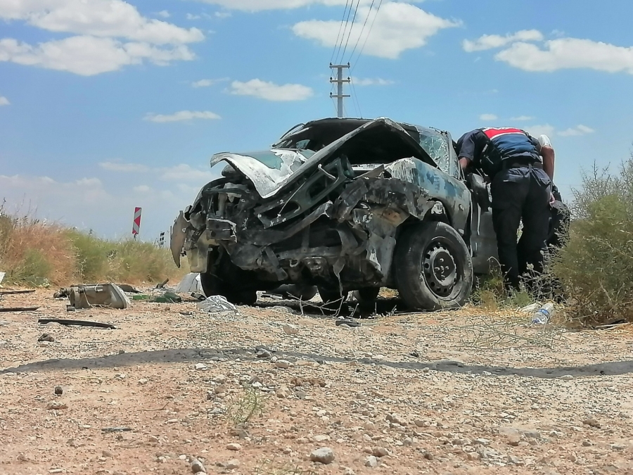Otomobilin hurdaya döndüğü kazada 3 kişi yaralandı