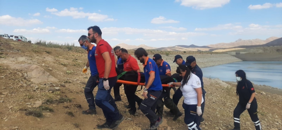  Aksaray AFAD ekipleri gölette boğulan  gencin cansız bedenini çıkartarak Niğde 112 ekiplerine teslim etti.