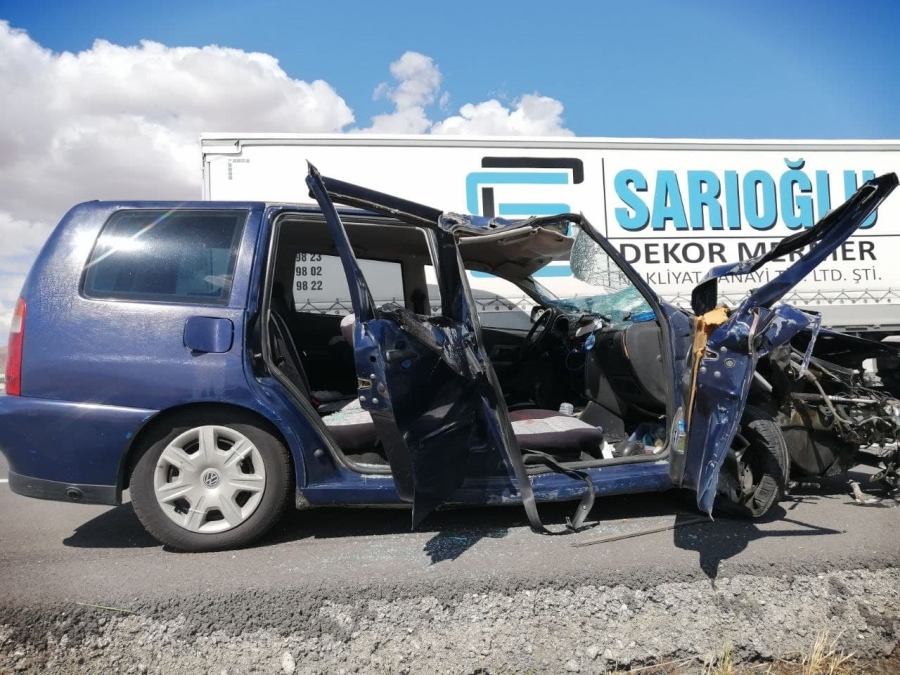 Otomobil tıra arkadan çarptı: 6 yaralı