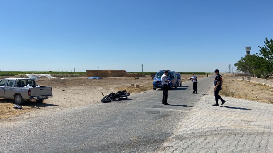 Kamyonet motosiklete çarptı: 1 ölü, 2 ağır yaralı