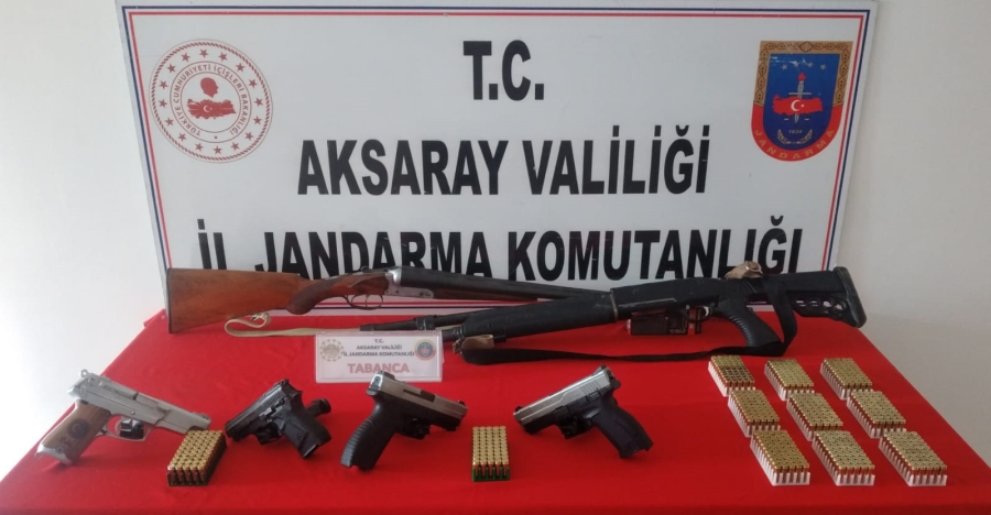 Aksaray Jandarması Düğünlerde Silah Kullanan Şahısların İkametgahlarında yapılan aramalarda 4 tabanca 2 tüfek yakaladı 