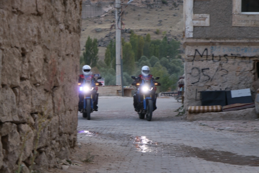 Motosikletli Jandarma Asayiş Timleri Aksaray’da adeta engel tanımıyor.