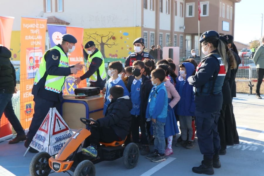 Aksaray İl Jandarma Komutanlığı ekipleri  öğrencilere uygulamalı trafik eğitimi veriyor