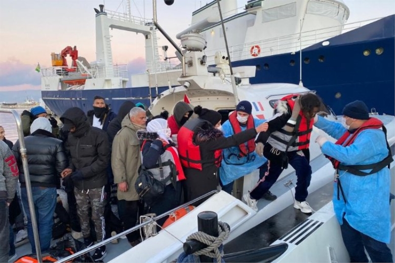 Sahil Güvenlik yılın son haftasında 584 düzensiz göçmen kurtardı