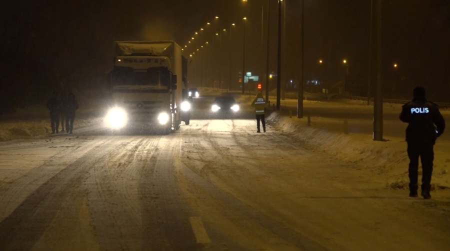 Olumsuz hava şartları nedeniyle Ankara Aksaray karayolu yeniden trafiğe kapatıldı