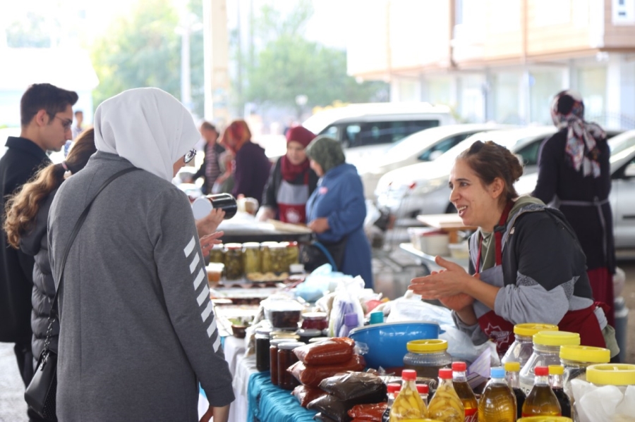 Aksaray hanımeli pazarı, el işi ve yöresel ürünleri vatandaşlar ile bir araya getiriyor