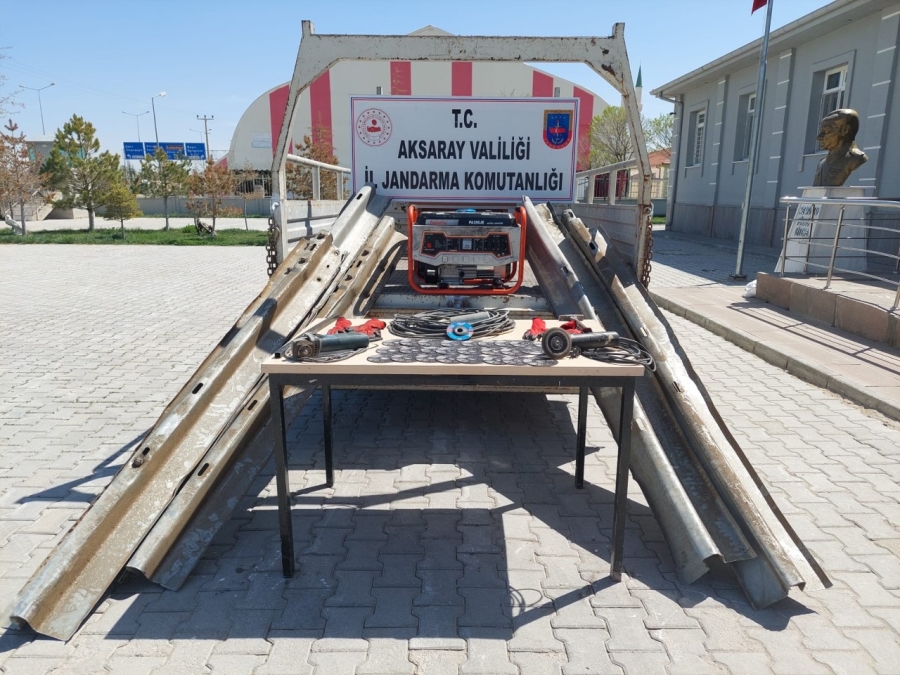 Aksaray Konya Karayolundaki  Çelik Bariyerleri Kesen 2 Hırsız Yakalandı