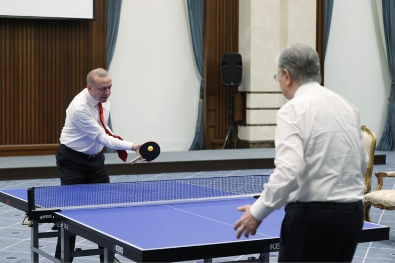 Erdoğan Kazak mevkidaşıyla masa tenisi oynadı