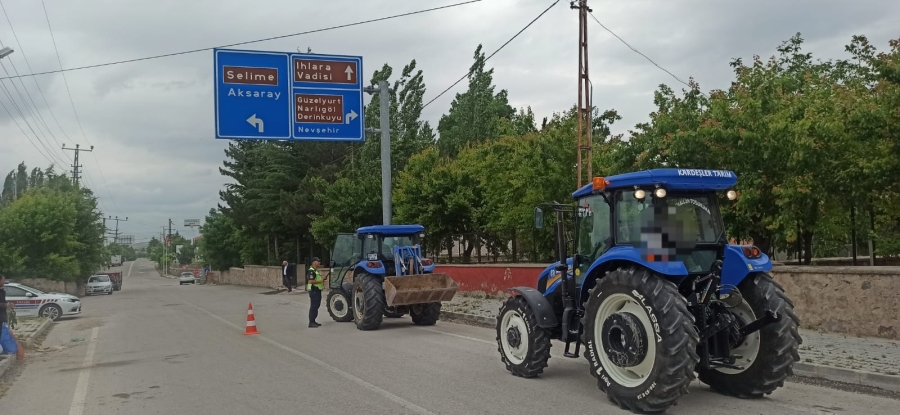 Traktörler Jandarma Trafik Ekipleri Tarafından Kontrol Ediliyor 