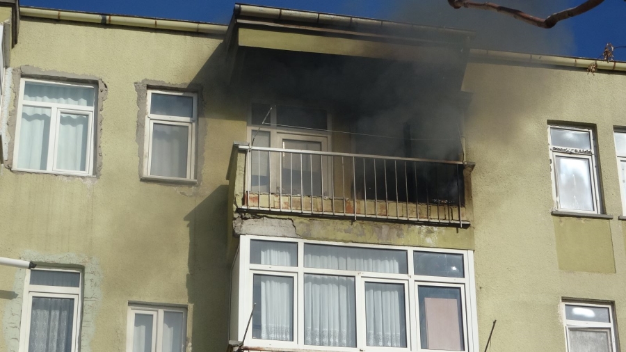 5 katlı apartmanda korkutan yangın